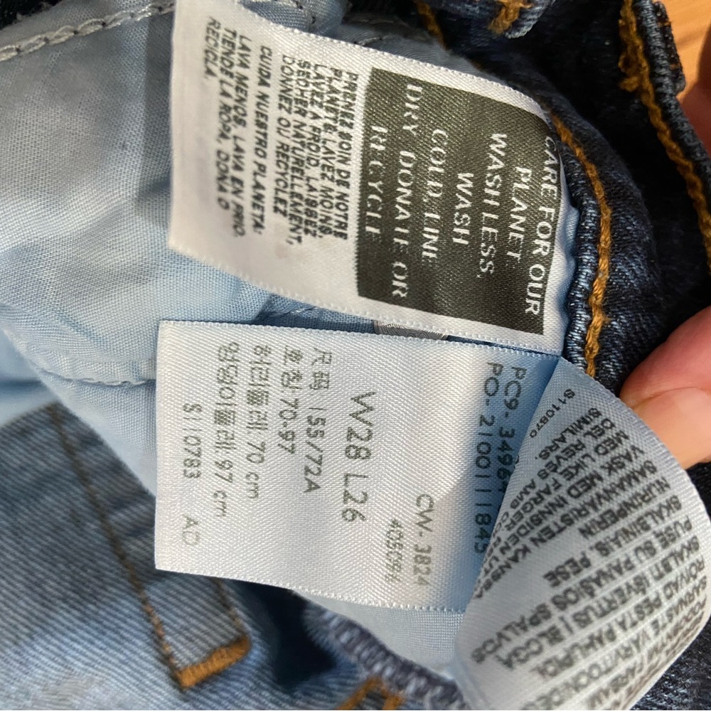 Levi's Women's Wedgie Straight Leg Jeans 28 x 26
EUC - Picture 8 of 8